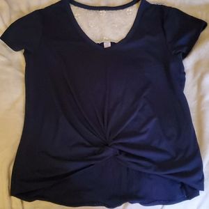 Knotted tshirt with lace